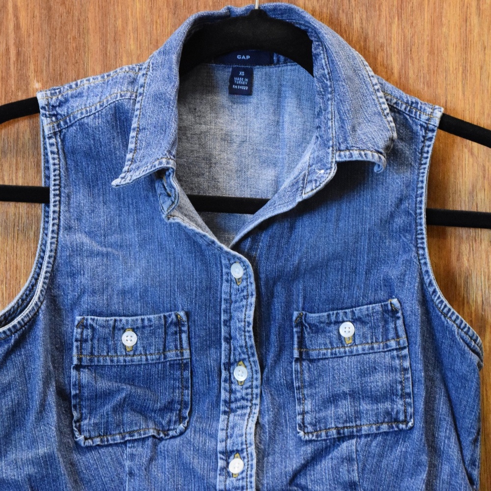 Women's GAP Denim Sleeveless Top - Picture 2 of 5